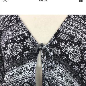 Lovestitch Womans Medium Top Black White floral